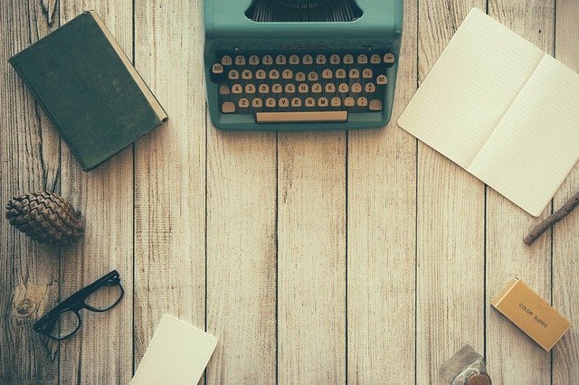 psací stroj a kniha