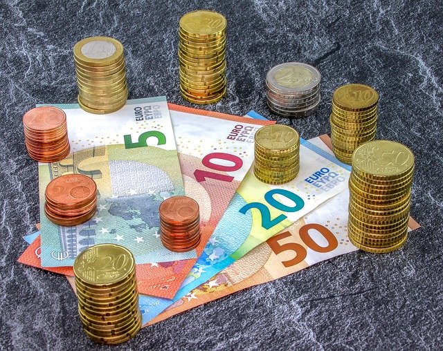 sloupečky mincí a euro bankovky