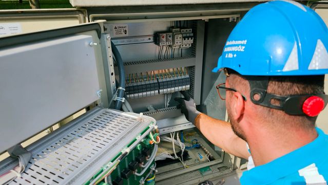 elektrikář při práci